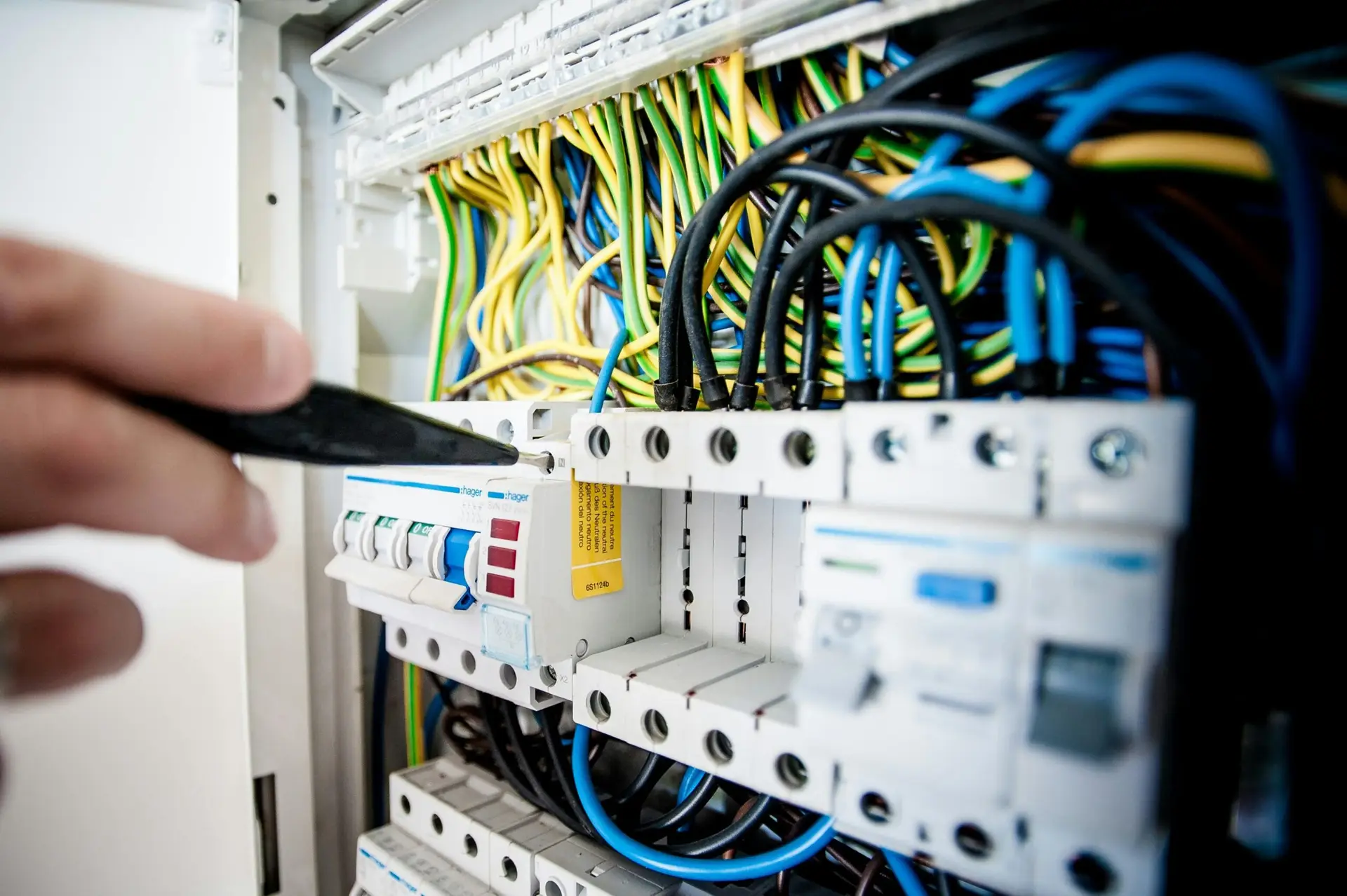 Best electrician in DLF Phase